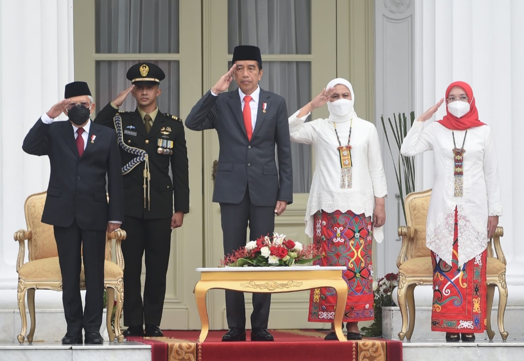 Presiden Joko Widodo bertindak selaku inspektur upacara dan memimpin upacara peringatan ke-77 Hari Tentara Nasional Indonesia (TNI) yang digelar di Halaman Istana Merdeka, Jakarta, pada Rabu, 5 Oktober 2022.