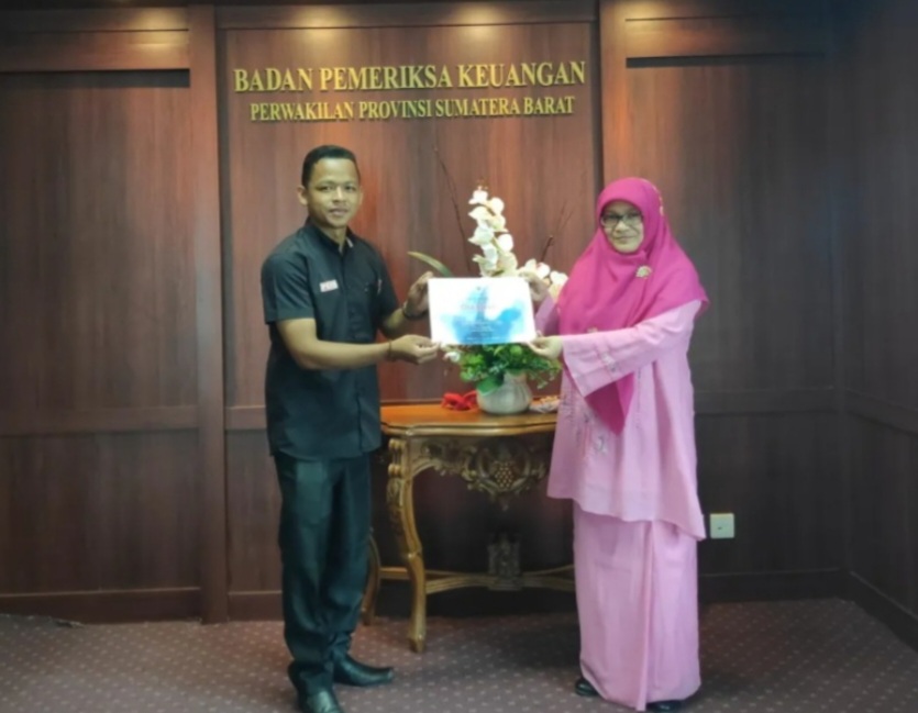 Darlinsah, SH Terima Penghargaan dari BPK Pusat