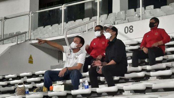 Keterangan foto : Kaesang Pangarep saat mengunjungi TC Timnas Indonesia Senior di Stadion Madya Senayan