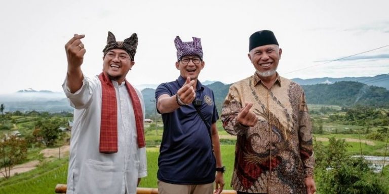 Menparekraf Sandiaga Uno bersama Gubernur Sumbar Maheldi 