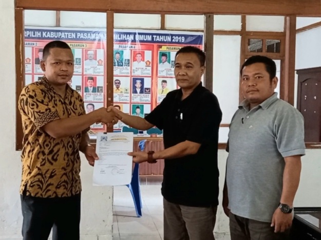 Penyerahan surat pemberitahuan legalitas dan domisili DPP P2NAPAS, oleh Sekjen Darlinsah, SH kepada Kabid Poldagri dan Ormas Kesbangpol Pemkab Pasaman, Mayonis, didampingi kasi Hubungi Antar Lembaga Kesbangpol Kabupaten, Ali Maksal di Kantor Kesbangpol Pemkab Pasaman, Kamis (3/11/22).