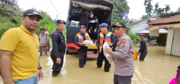 sejumlah personil Brimob Polda Aceh dari kompi 2 Batalion B Pelopor terus diterjunkan ke lokasi Banjir untuk mengevakuasi dan menyuplai bantuan kepada warga yang sedang di Landa musibah banjir