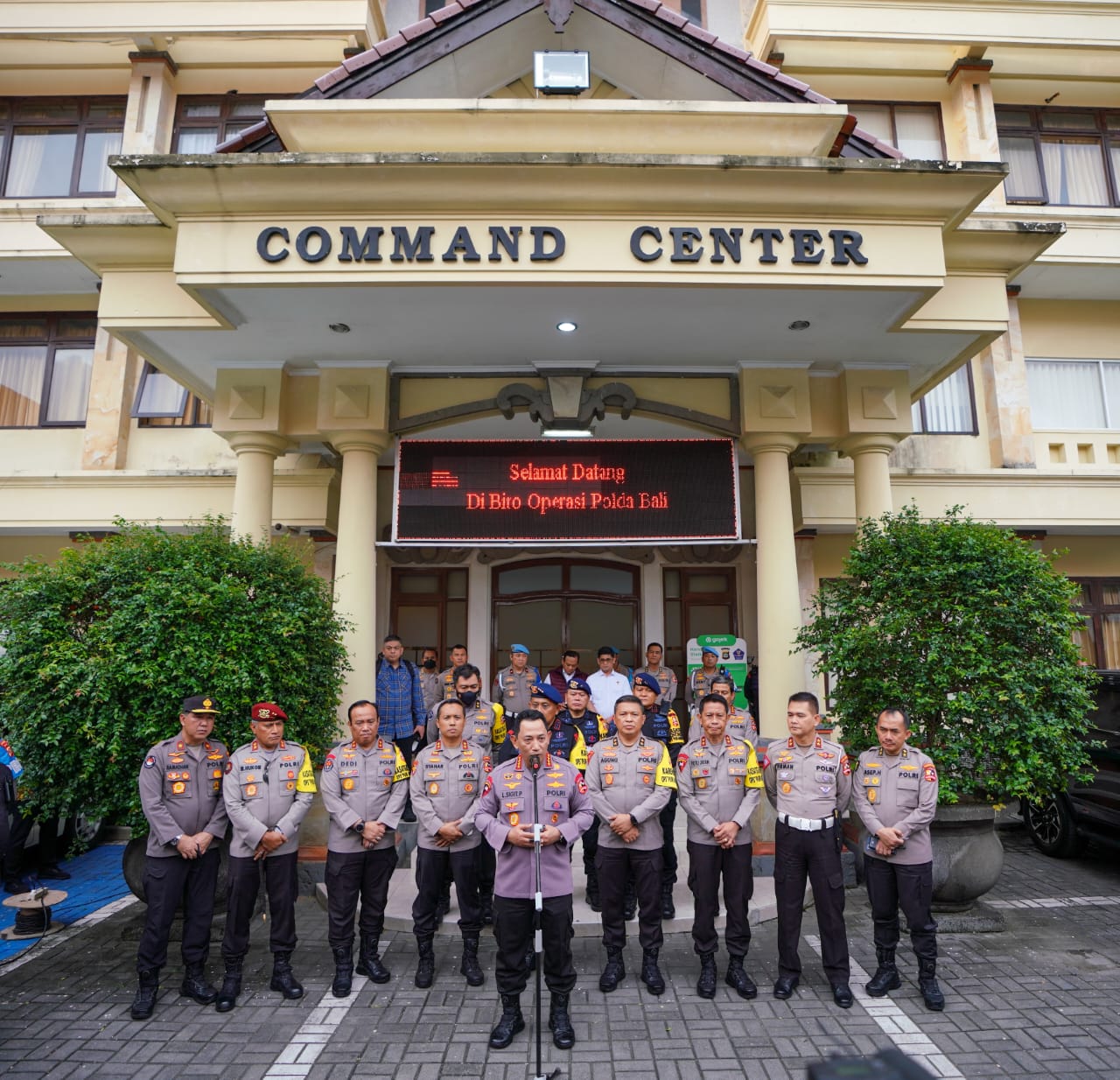 Kapolri Jenderal Listyo Sigit Prabowo meninjau command center di Polda Bali terkait pengamanan pergelaran puncak Konferensi Tingkat Tinggi (KTT) G20, Sabtu (5/11/2022).