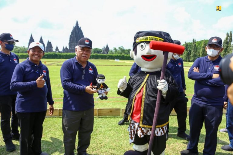 Menteri PUPR Basuki Hadimuljono saat membuka Kejuaraan Nasional Gateball Tahun 2022 di Taman Wisata Candi Prambanan, Kabupaten Sleman, Daerah Istimewa Yogyakarta, Sabtu (5/11/2022). (foto.dok/birkompu-pupr)