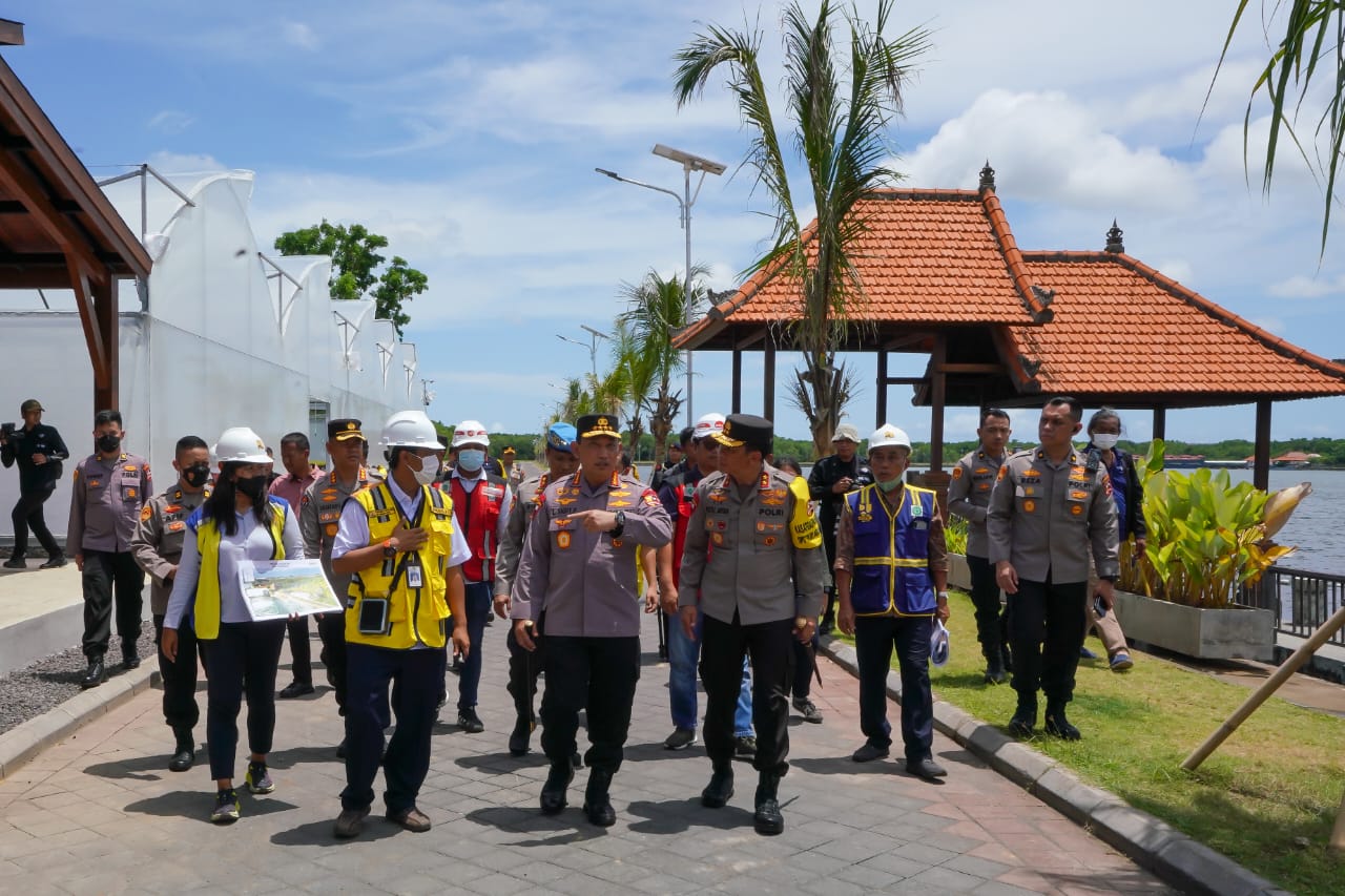 Kapolri Jenderal Listyo Sigit Prabowo bersama Pejabat Utama (PJU) Mabes Polri menggelar gladi bersih apel pasukan pengamanan KTT G20 di Bali, Minggu 6 November 2022. 