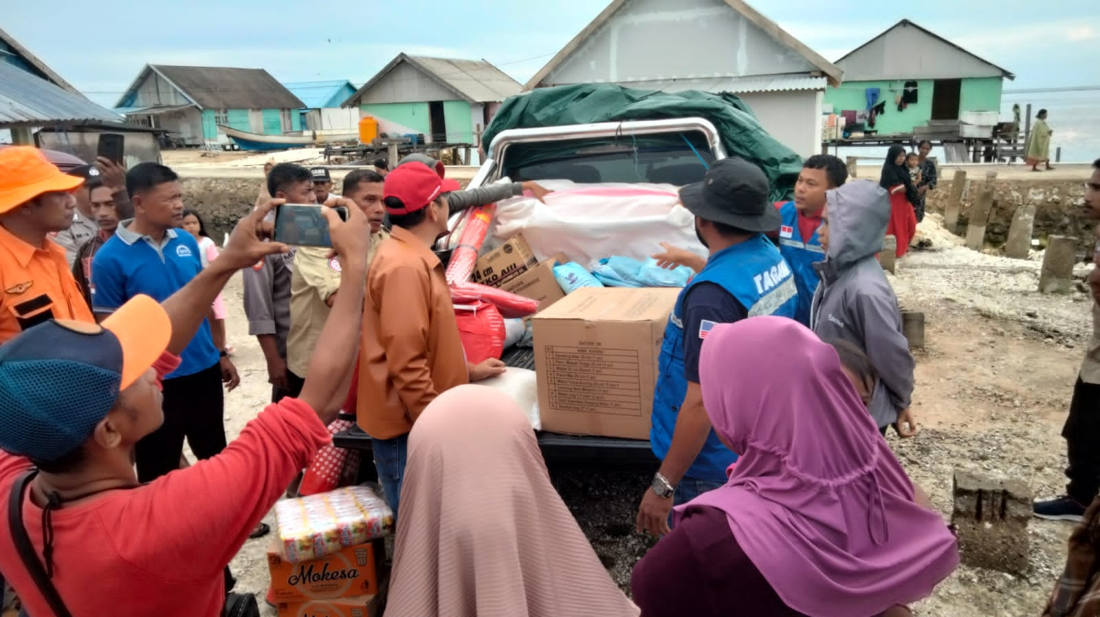 Pj Bupati Buton, Drs. Basiran, M.Si bersama sejumlah OPD meninjau lokasi satu unit yang roboh akibat diterjang angin kencang dan hujan deras di Desa Bajo Bahari, Kecamatan Wabula, Kabupaten Buton, Sulawesi Tenggara, Minggu (6/12/2022) sore.