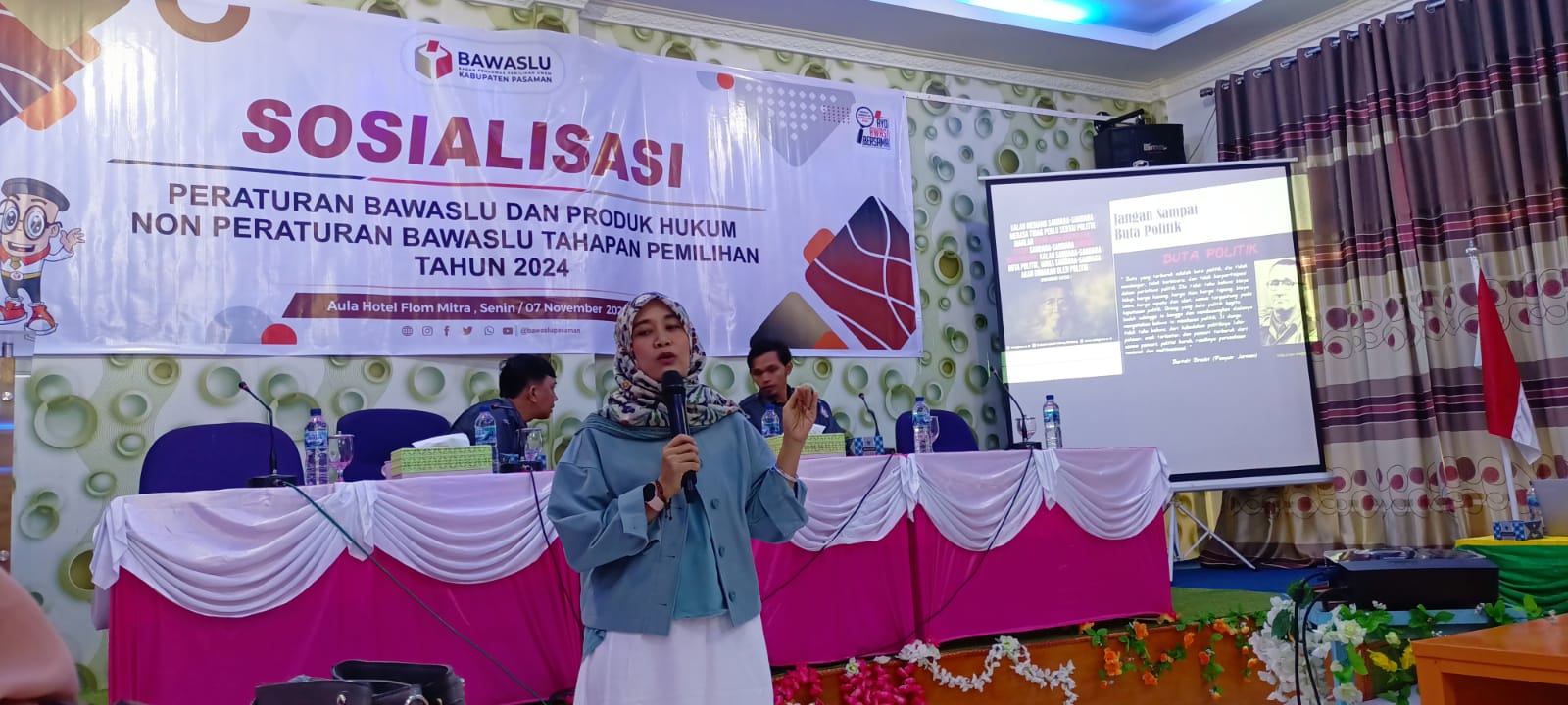 Rini Juita MA Ketua Bawaslu Kabupaten Pasaman sebagai Narasumber Sosialisasi Peraturan Produk Hukum dan Non Peraturan Bawaslu Tahapan Pemilihan tahun 2024. Senin, ( 07/11/22 ), di Aula Hotel Flom Mitra Lubuksikaping.