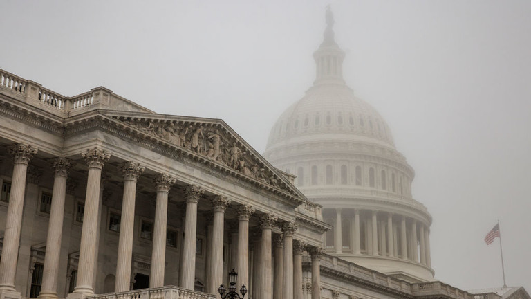 Foto file: Gedung Capitol AS di Washington, DC diselimuti kabut pagi, 4 November 2020 © Samuel Corum/Getty Images