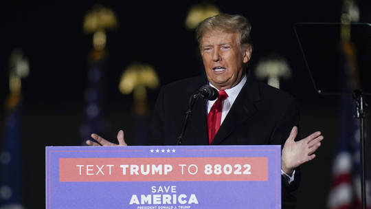 Mantan Presiden Donald Trump berbicara pada rapat umum kampanye untuk mendukung kandidat Senat Ohio JD Vance di Vandalia, Ohio, 7 November 2022 © AP / Michael Conroy