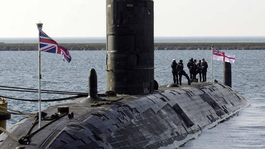 FOTO FILE: Kapal selam bertenaga nuklir HMS Turbulent kembali, ke pangkalan Angkatan Laut Devonport, Plymouth. © Barry Batchelor - Gambar PA / Gambar PA melalui Getty Images