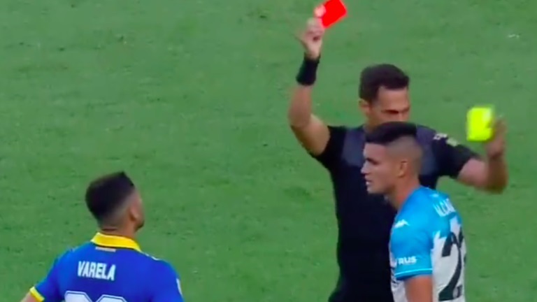 Wasit Facundo Tello menunjukkan kartu merah saat pertandingan antara Boca Juniors dan Racing Club © Twitter / Twitter @James_Dart