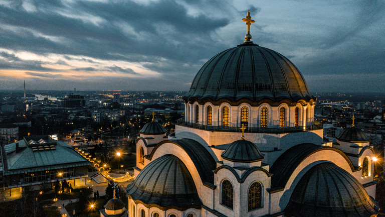 FOTO FILE: Kuil St. Sava diambil oleh drone saat fajar. © Getty Images / EXTREME-PHOTOGRAPHER