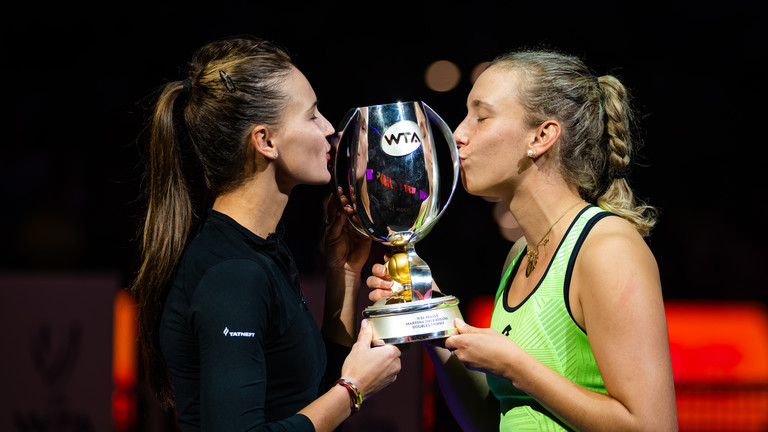 Veronika Kudermetova dari Rusia dan Elise Mertens dari Belgia berpose dengan trofi juara mereka © Getty Images / Robert Prange/Getty Images