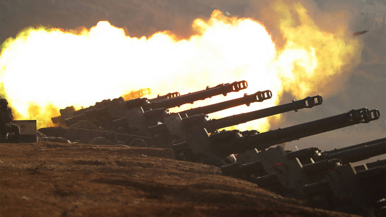 Sebuah latihan tembakan artileri antara unit gabungan besar Tentara Rakyat Korea (KPA). © STR / KCNA VIA KNS / AFP