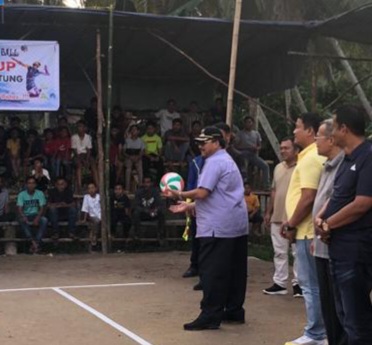 Bupati Pasaman, Benny Utama, pada pembukaan Open Turnamen Volly Ball di Nagari Tanjung Betung Cup, (20/11/22).