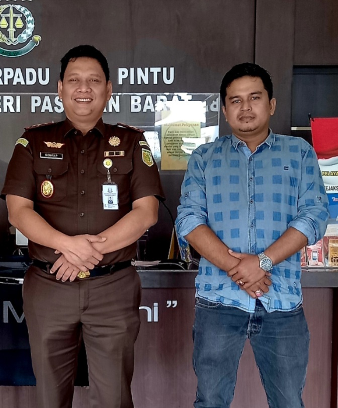 Wartawan Nusantaramedia.co.id, Ari Hendriko, silaturrahmi dengan Kajari Pasaman Barat, Ginanjar Cahya Permana.