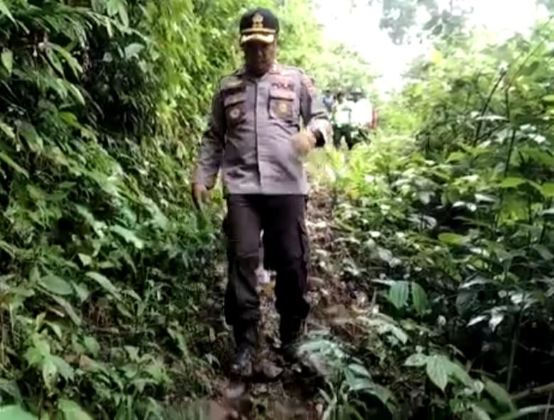 Kapolres Pasaman Fahmi Reza meski suasana musim penghujan sehingga jalan berlumpur terlihat tidak menjadi kendala bagi AKBP Fahmi Reza langsung ikut mencari ke TKP bersama personel polres sebanyak 63 orang dan tim gabungan.