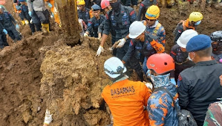 Tim gabungan K9 Polri, Basarnas, dan TNI berhasil mengevakuasi korban hilang yang tertimbun tanah usai gempa Cianjur,