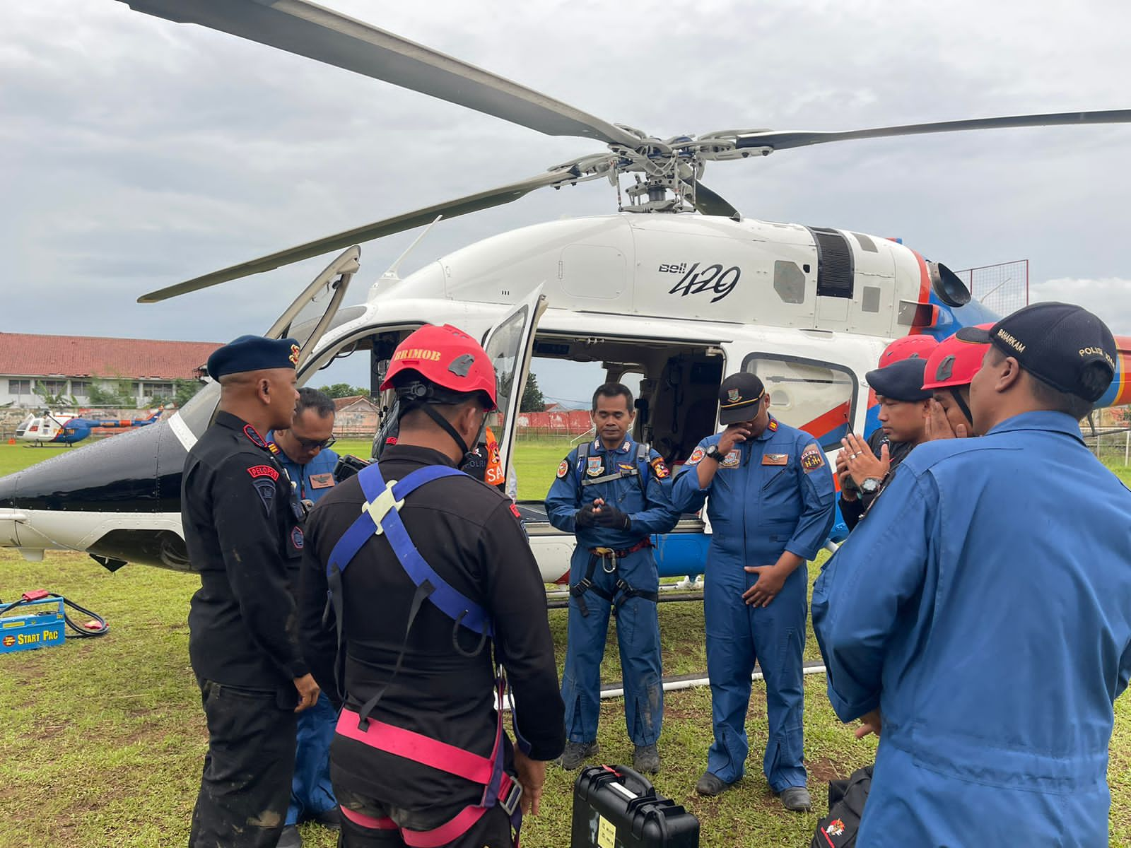 Brimob Polri mengerahkan tim drone Bid TIK untuk mendeteksi sekaligus mencari kemungkinan lokasi pengungsian warga yang daerahnya masih terisolir akibat gempa Cianjur Jawa Barat.