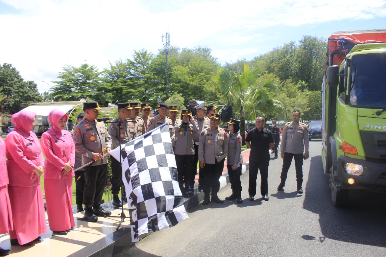 Bantuan kemanusiaan dari Polda Sumbar dan Bhayangkari Daerah Sumbar ini dilepas langsung oleh Kapolda Sumbar Irjen Pol Suharyono, S.Ik. SH di depan Mapolda Sumbar, Kamis (1/12) siang.