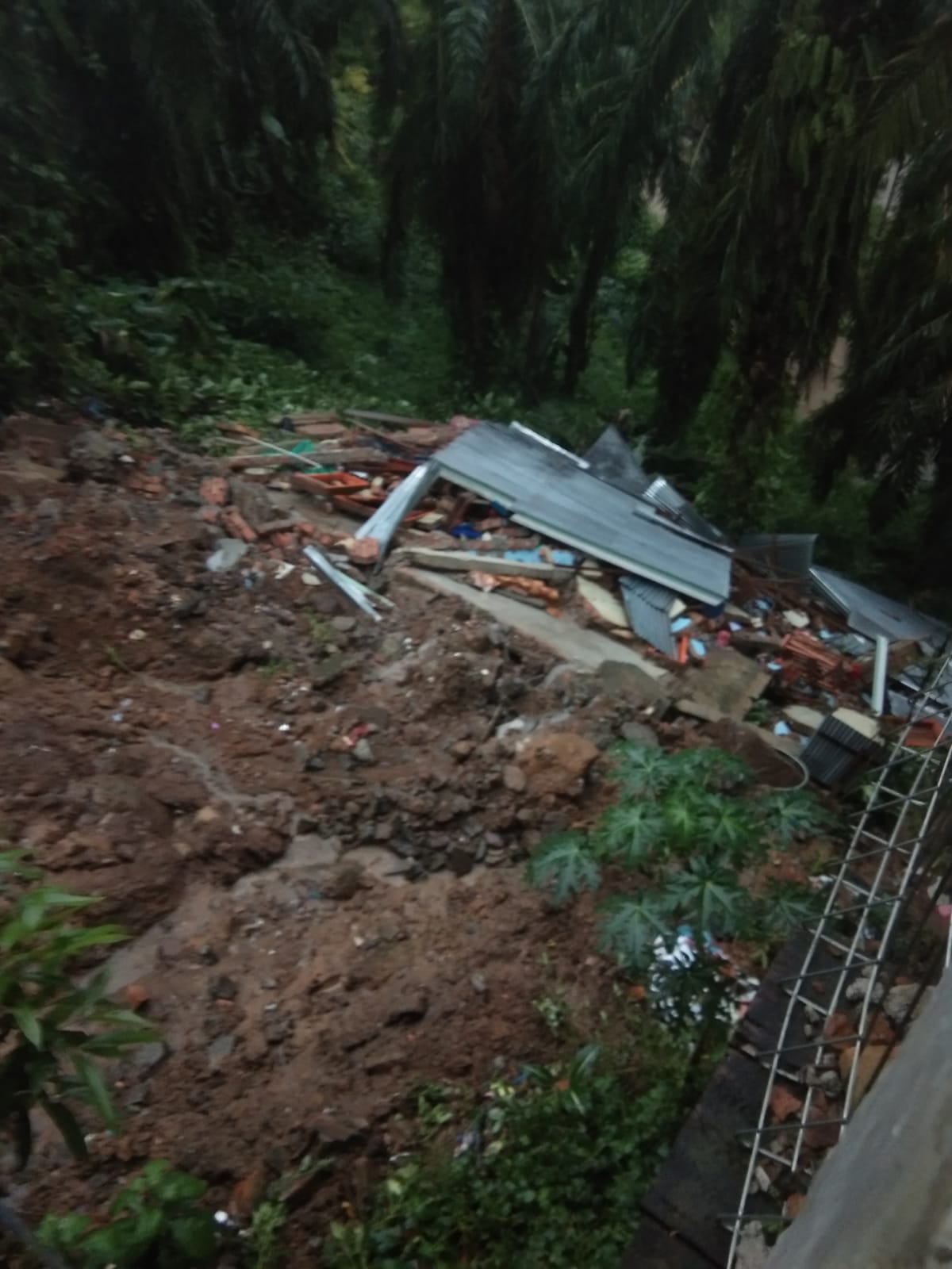 Satu unit rumah warga terseret tanah longsor.