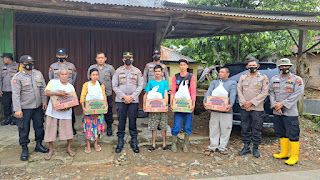 Kapolres Pasaman Barat AKBP M. Aries Purwanto, S.I.K., M.M memberikan bantuan sembako kepada masyarakat yang terdampak banjir dan rumah ambruk yang disalurkan melalui Kapolsek Talamau AKP Junaidi, S.H, Babhinkamtibmas Nagari Kajai serta personel Polsek Talamau, Sabtu pagi (03/12/2021). 