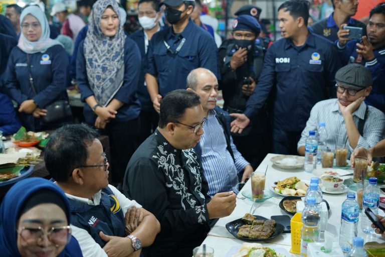 Anies Baswedan beserta rombongan dari Partai NasDem menikmati hidangan di Pasar Kuliner Kota Padang Panjang, Sabtu (3/12/2022) malam. (foto.dok/tim anies)