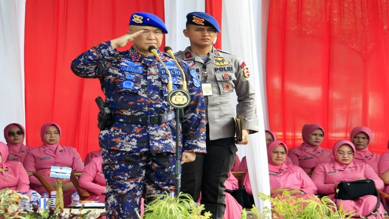 Wakapolda Sumbar Brigjen Pol Edi Mardianto, S.Ik. M.Si memimpin upacara parade HUT Polairud ke 72 tahun 2022 di halaman mako Ditpolairud Polda Sumbar, Senin (5/12).