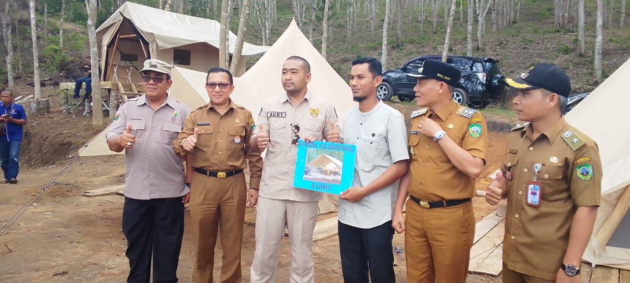 Wagub Sumbar Audy Joynaldy serahkan bantuan 2000 Batang Pinus dan 400 batang Durian Jenis Musangking serta 4 unit motor ATV Sport pada acara Workshop perhutanan sosial KPHL Pasaman Raya di lokasi HKM puncak koto panjang Kabupaten Pasaman, Selasa ( 6/12).