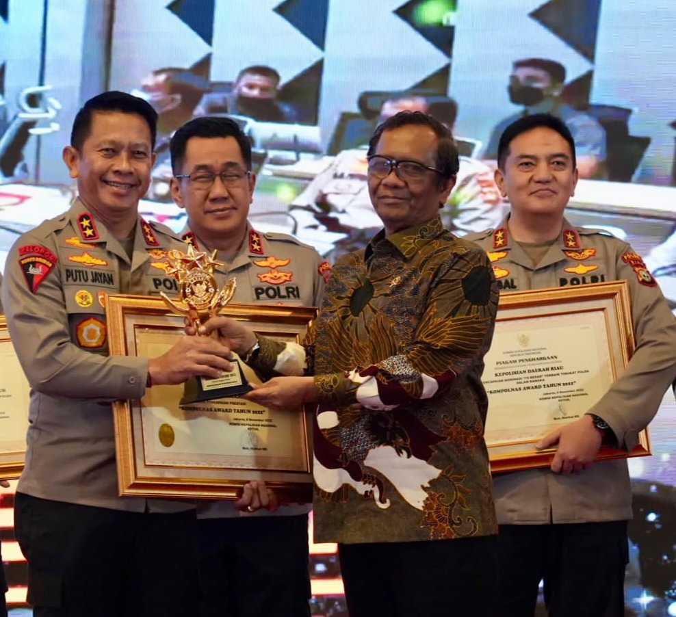 Kapolda Bali Irjen Pol Drs. Putu Jayan Danu Putra terima penghargaan dari Ketua Kompolnas Menko Polhukam RI Prof Mohammad Mahfud Mahmodin di Auditorium PTIK, Jakarta, Kamis (8/12/22)