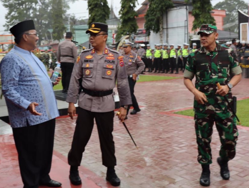 Kapolres Pasaman AKBP DR. Fahmi Reza, Bupati Pasaman Benny Utama beserta TNI pada saat Dalam rangka pengamanan pelaksanaan Pilwana serentak kabupaten Pasaman yang akan berlangsung pada tanggal 12 Desember 2022 , Polres Pasaman melaksanakan apel gelar pasukan pengamanan Pilwana di halaman Polres Pasaman (10/12). 