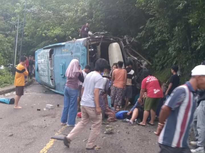 Satu unit Bus Pariwisata yang membawa rombongan Civitas Akademika Universitas Riau (Unri) mengalami kecelakaan di ruas jalan Padang Panjang-Padang tepatnya tikungan dekat jembatan kembar Silaing Bawah, Senin (19/12/2022).