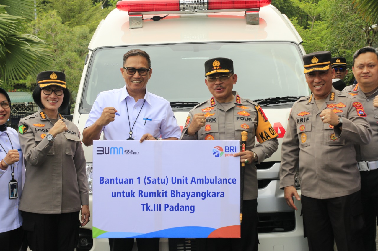 Mobil Ambulance tersebut diterima Kapolda Sumbar Irjen Pol Suharyono, S.Ik. SH dari Regional CEO BRI Padang, Narto Laksono, Jumat (23/12) siang di halaman Mapolda Sumbar.