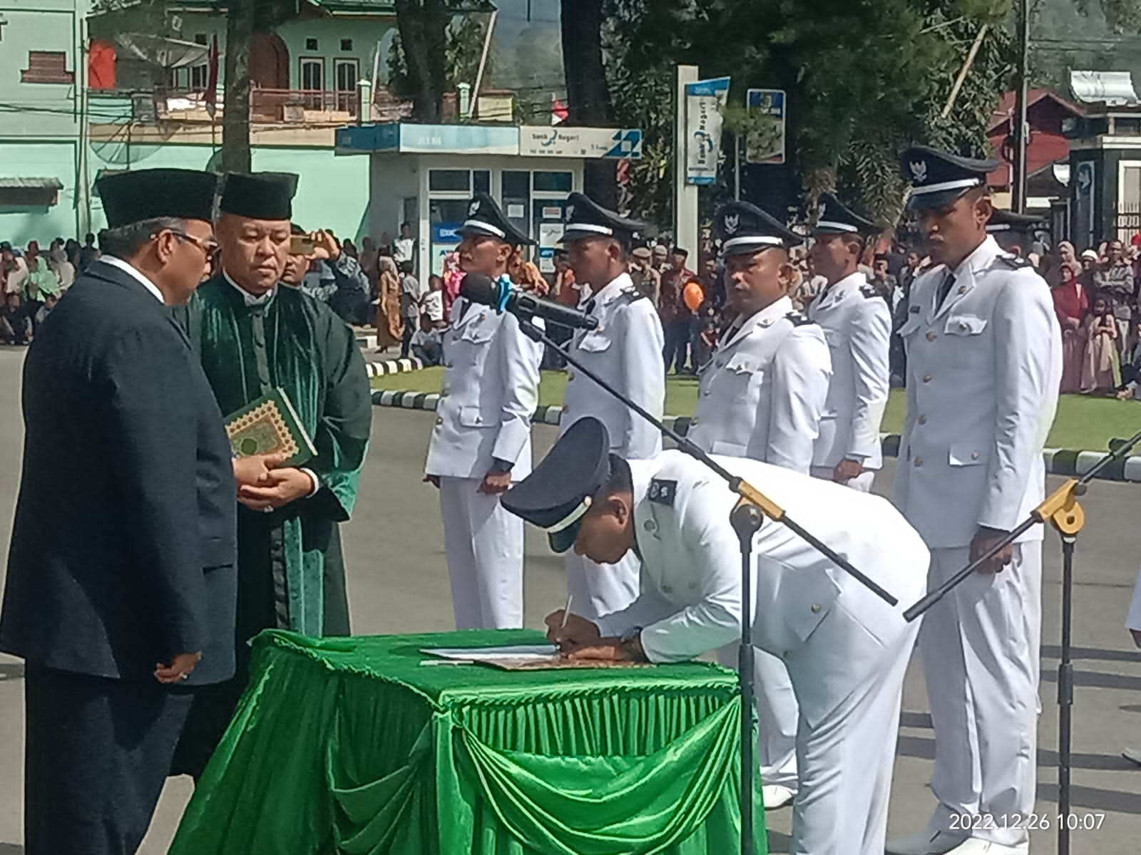 Wali Nagari terpilih sebanyak 33 Wali Nagari pemekaran di ambil sumpah dan dilantik langsung oleh Bupati Pasaman H. Benny Utama. Senin, ( 26/12 ).di halaman Kantor Bupati jalan Sudirman No.40 Lubuk Sikaping