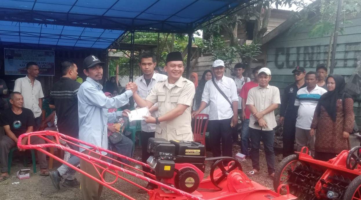 Penyerahan bantuan alsintan jenis mesin bajak Singkal itu diserahkan oleh Ketua DPRD Pasaman Bustomi SE.MM kepada Keltan. Rabu,(28/12).