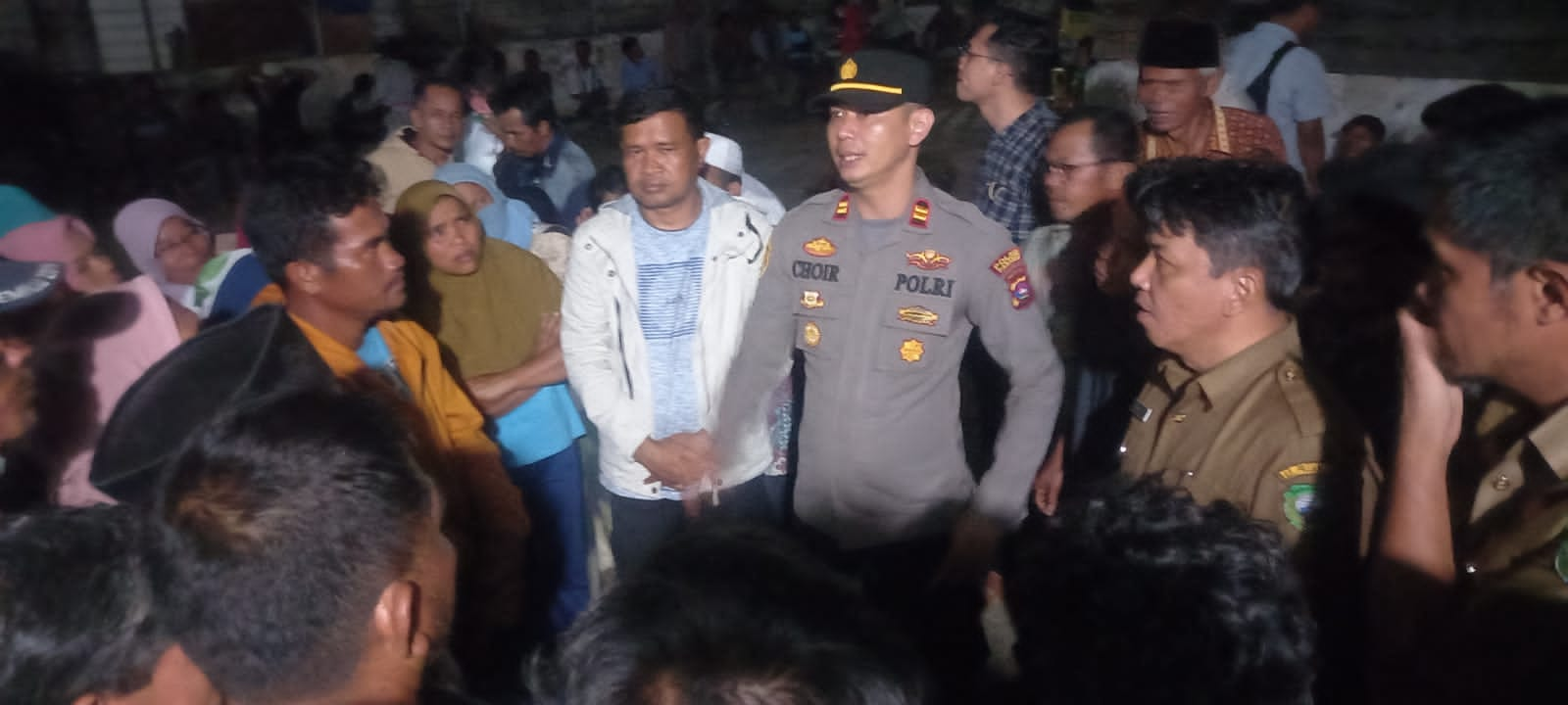 Masyarakat Jorong Sentosa dan Jorong Murni Kecamatan Panti Kabupaten Pasaman Provinsi Sumatera Barat datangi gudang pupuk Iskandar Muda ( PIM ) yang berada di lokasi daerah Panti. Senin, ( 26/12/22 )