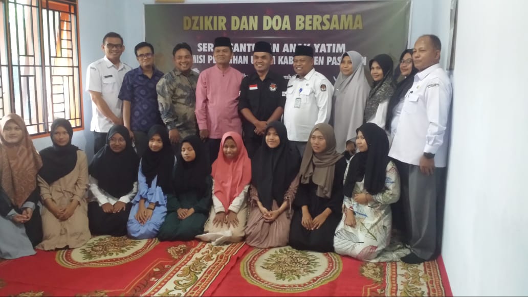 Sebanyak 17 orang anak yatim dari Panti Asuhan Bakti Ibu dan Muhammadyah al- furqan Lubuksikaping mendatangi Kantor KPU Kabupaten Pasaman untuk mengikuti acara do'a bersama dan pemberian santunan. Kamis, ( 29/12/22 ).