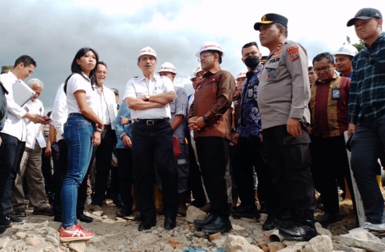 Kapolda Sumut Irjen Pol.Drs.RZ Panca Simanjuntak mendampingi Menteri Koordinator Bidang Kemaritiman dan Investasi, ( Menko Marvest RI ) Luhut Binsar Pandjaitan dalam melaksanakan peninjauan Progres Pembangunan Venue F1H20 ( balap speed boat) di Lapangan Sisingamangaraja Balige Kabupaten Toba Sumatera Utara, Kamis (05/01/2023)