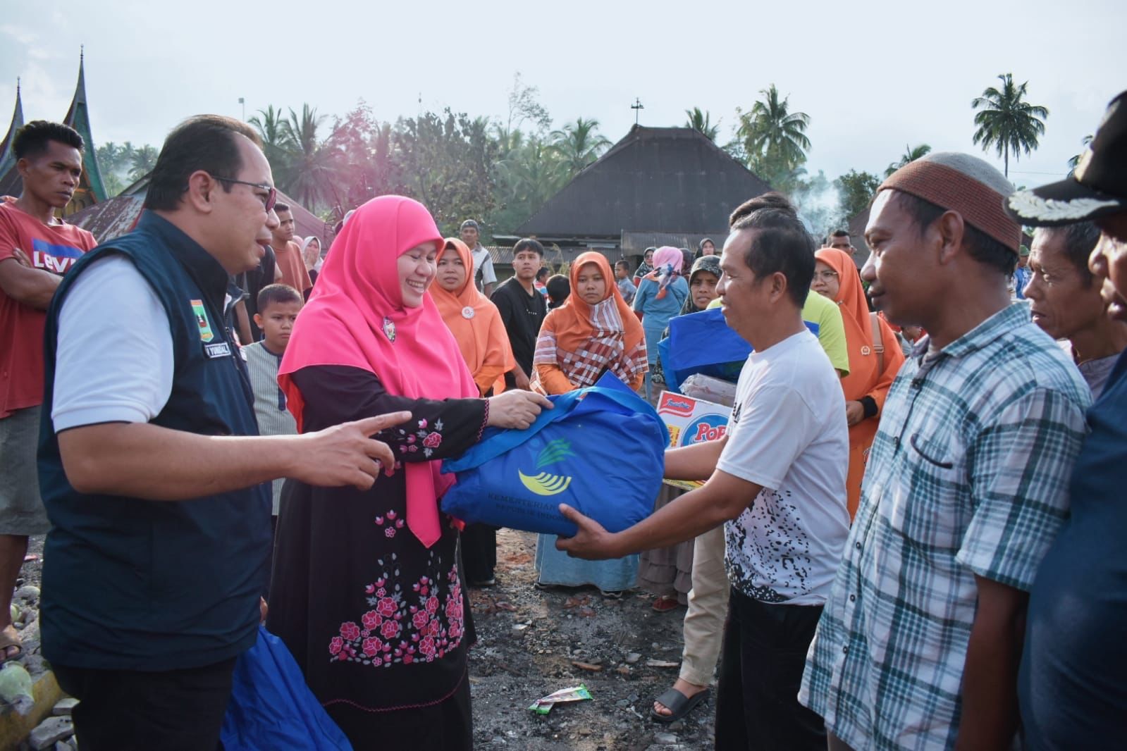 Ny Harneli Mahyeldi Semangati Musibah Kebakaran, Bawa Sitawa Sidingin