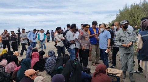 Karo Ops Polda Aceh Kombes Agus Sarjito dan Kapolresta Banda Aceh Kombes Fahmi Irwan Ramli meninjau langsung situasi dan kondisi terdamparnya imigran Rohingya di Pantai Kuala Gigeng Lamnga, Kecamatan Masjid Raya, Kabupaten Aceh Besar. Minggu, (08/01/23 ).