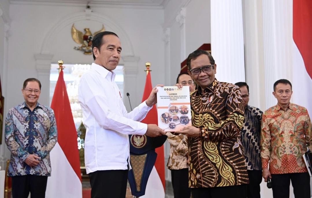 Presiden Joko Widodo menerima laporan dari Tim Penyelesaian Non Yudisial Pelanggaran Hak Asasi Manusia yang Berat (PPHAM) di Istana Merdeka, Jakarta, pada Rabu, 11 Januari 2023