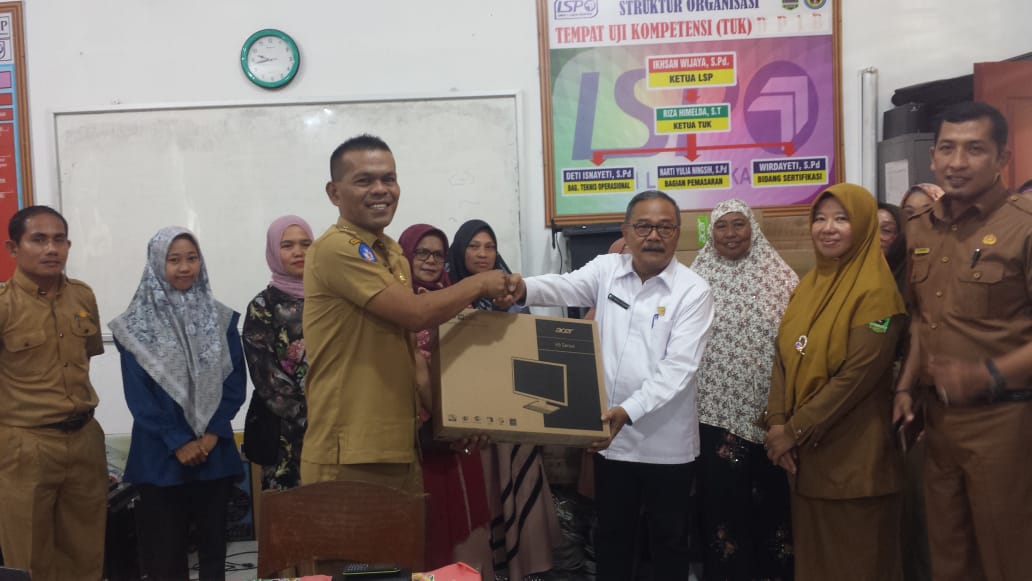 Bantuan yang diterima disambut lansung oleh Kepala Sekolah, guru-guru beserta Murid dan komite sekolah. Bantuan yang diterima oleh SMKN 1 Lubuksikaping merupakan bantuan Muzli M. Nur, S.Pd Anggota DPRD Provinsi Sumatera Barat. Senin, ( 16/01/23 ).