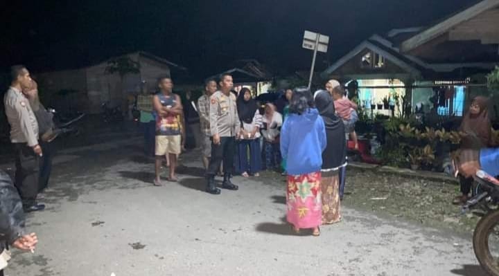 Tiga warga Jorong Kampung Padang, Nagari Aia Manggih Barat, Kecamatan Lubuk Sikaping, Kabupaten Pasaman, ditemukan warga dalam kondisi memprihatinkan dan bersimbah darah Senin (16/1) sekitar pukul 22.30 WIB di kebun korban yang terletak di Jorong Tonang, Nagari Sundata