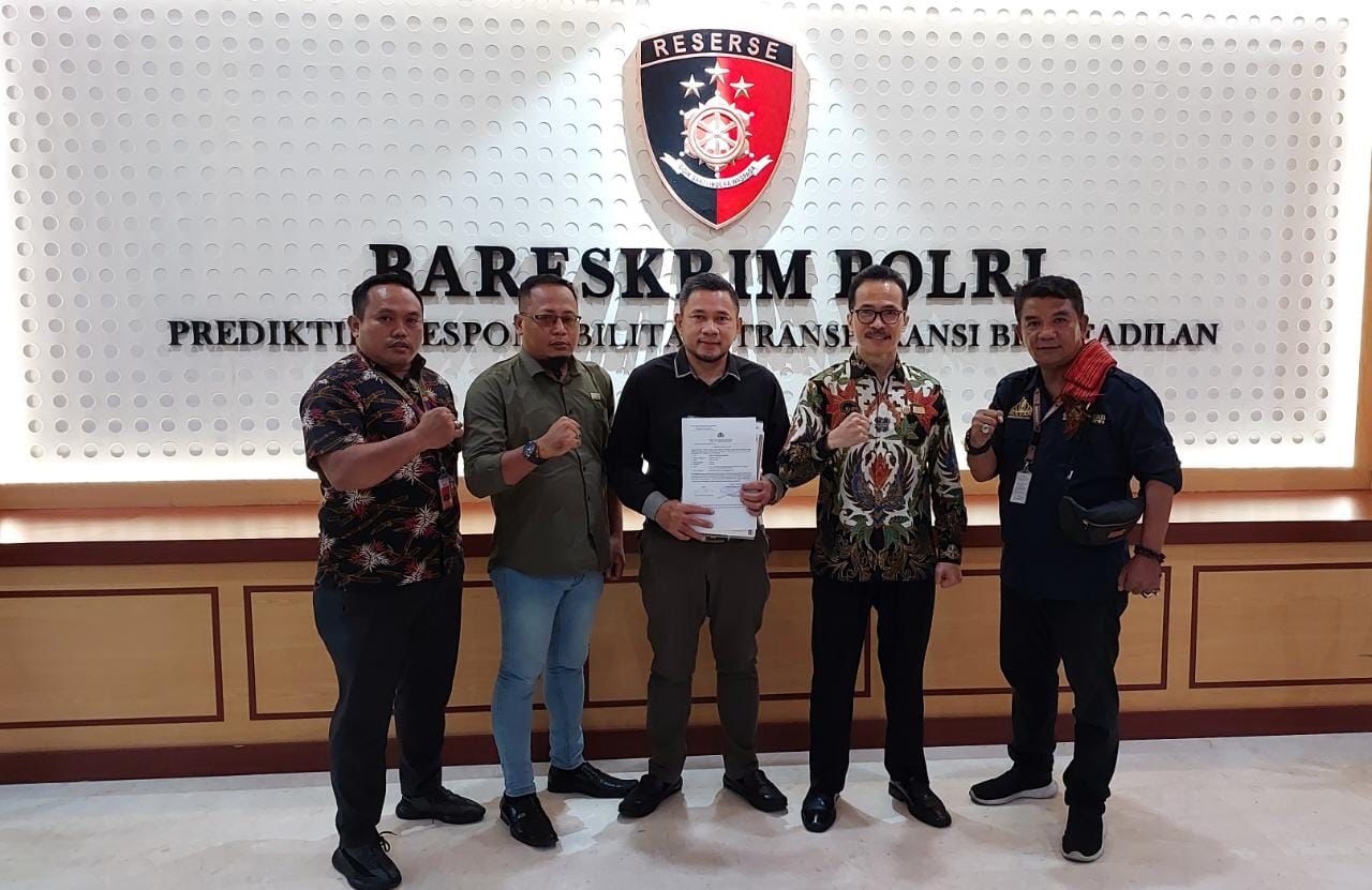 Ketua Lembaga Sertifikasi Profesi Pers Indonesia, Hence Mandagi resmi mempolisikan eks Pelaksana Tugas Ketua Dewan Pers M. Agung Dharmajaya di Badan Reserse dan Kriminal Polri Jakarta, Selasa (7/2/2023)