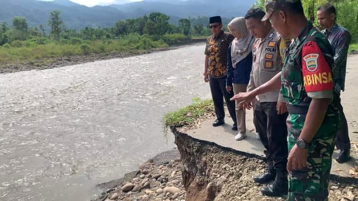 Forkompimca kecamatan Bonjol ( Kapolsek , Danramil, Camat ) mendapatkan informasi terjadi terbanya badan jalan di Nagari Ganggo  Mudiak 