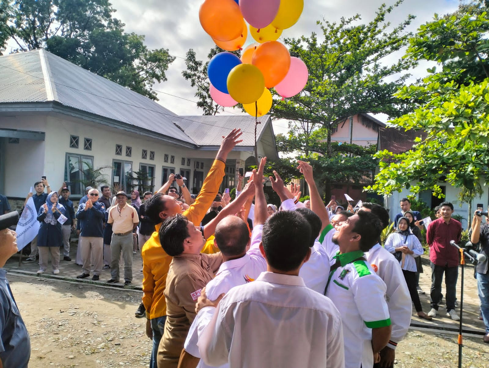 KPU Kabupaten Pasaman menggelar Kirap satu tahun menjelang hari pemungutan suara tanggal 14 February 2024 di kantor KPU Pasaman selasa, (14/02/23)..