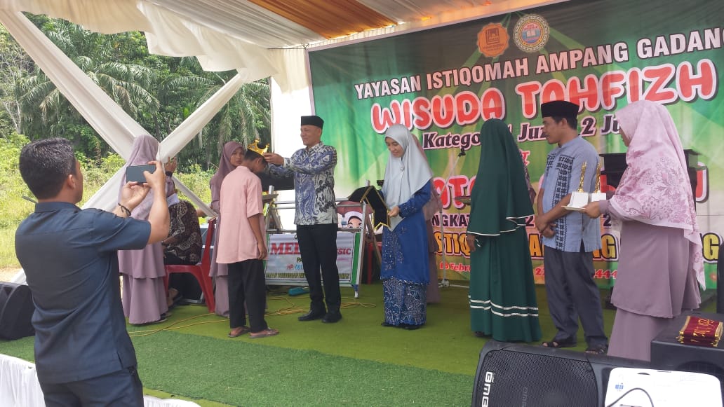 Wakil Bupati Pasaman Sabar AS menghadiri acara Wisuda Tahfizh Qur'an Angkatan ke-2 (1 Juz dan 2Juz) sebanyak 23 orang, di lapangan Bendungan Ampang Gadang, Sabtu (18/2/23) beberapa hari yang lalu.