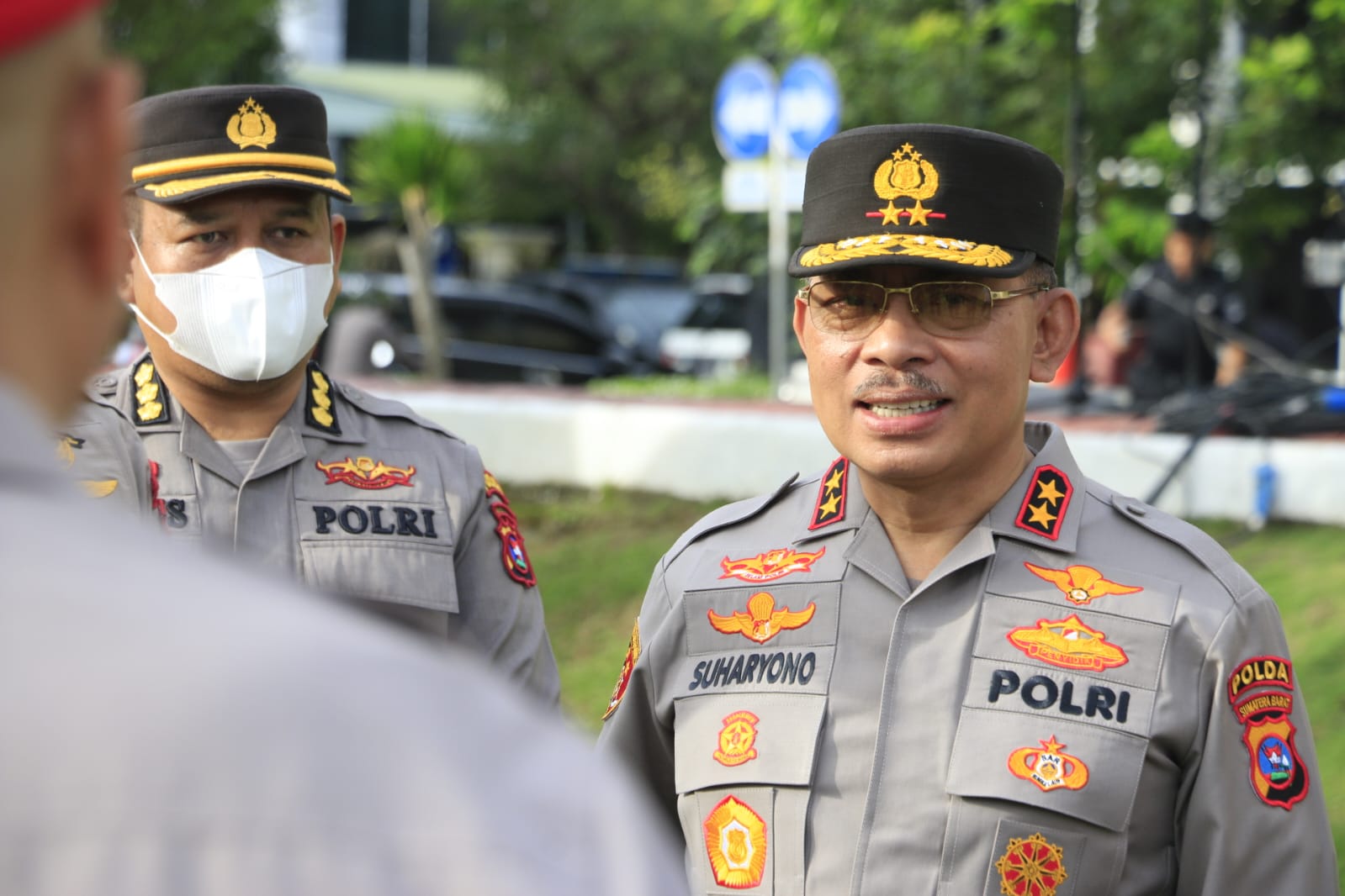 Kapolda Sumbar Irjen Pol Suharyono, S.I.K., S.H memimpin langsung pergeseran pasukan dari Polda Sumbar dalam rangka pencarian penumpang helikopter yang mendarat darurat yang ditumpangi oleh Kapolda Jambi Irjen Pol Rusdi Hartono beserta stafnya di wilayah Muara Emat, Kerinci, Jambi, Senin (20/2/23).