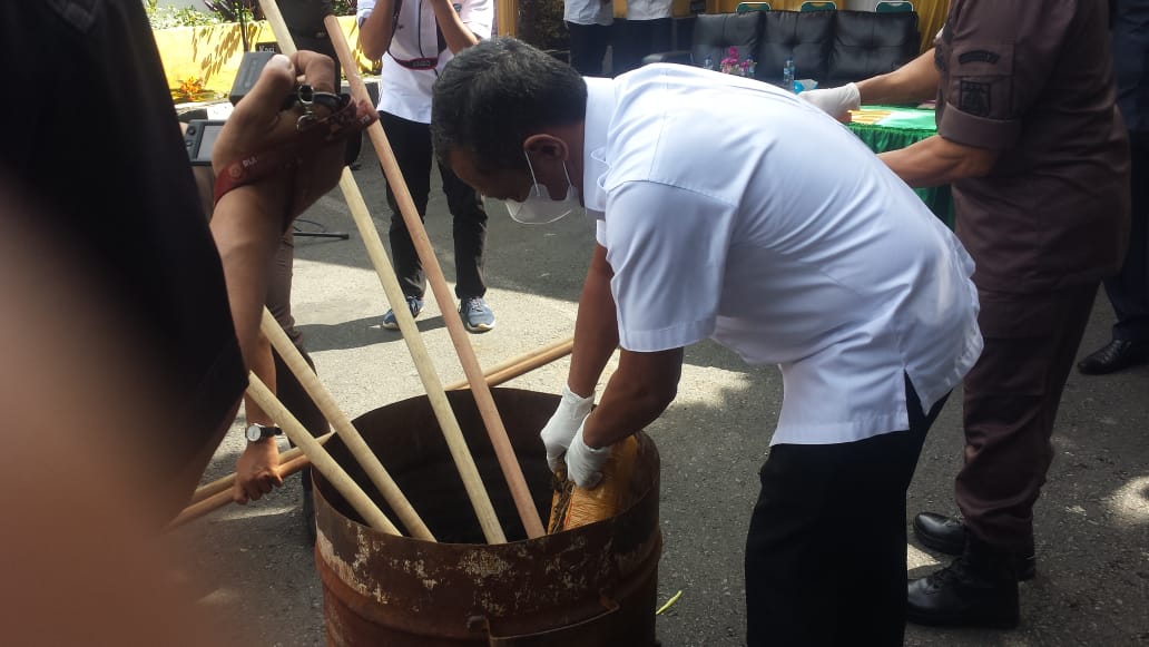 Kepala Kejaksaan Negeri Pasaman  Fitri Zulfahmi didampingi Dandim 032 Pasaman Putra Negara, Kapolres Pasaman, AKBP Yudho Huntoro, Sekda Pasaman Mara Ondak, Pengadilan Negeri Lubuk Sikaping, dan Kepala Dinas Kesehatan Desrizal  di Kejaksaan Negri Lubuk Sikaping, melakukan pemusnahan barang bukti. Rabu, ( 22/02/23 ).