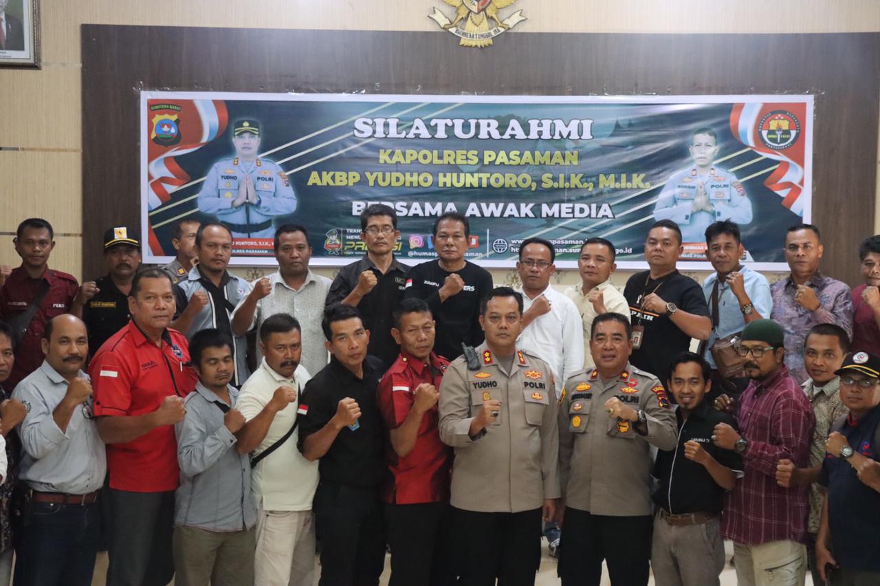 Kapolres Pasaman AKBP. Yudho Huntoro SIk. MH foto bersama Insan Pers Kabupaten Pasaman 